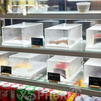 Витрина с десертами